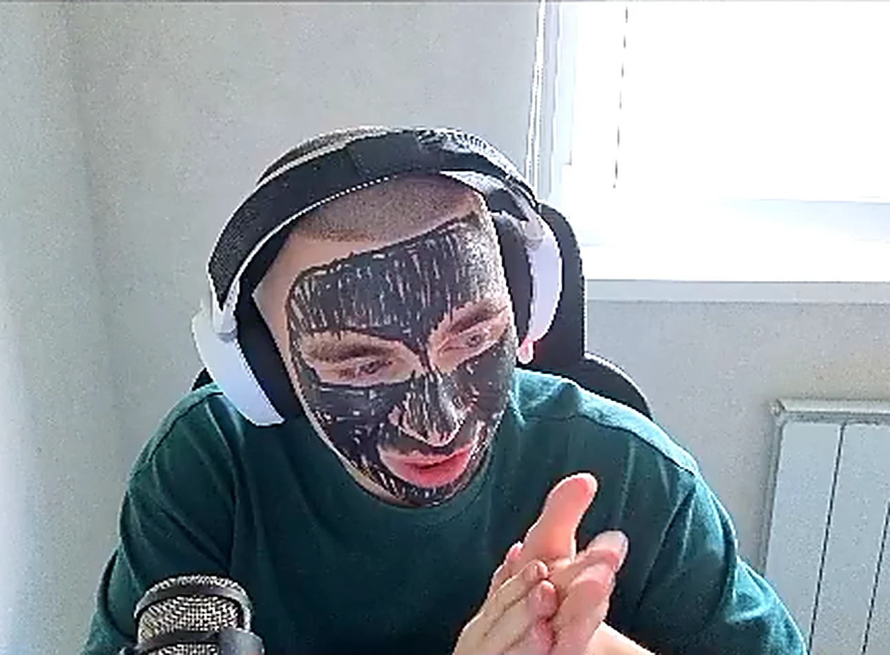 DIVERRON в чёрной угольной маске и наушниках